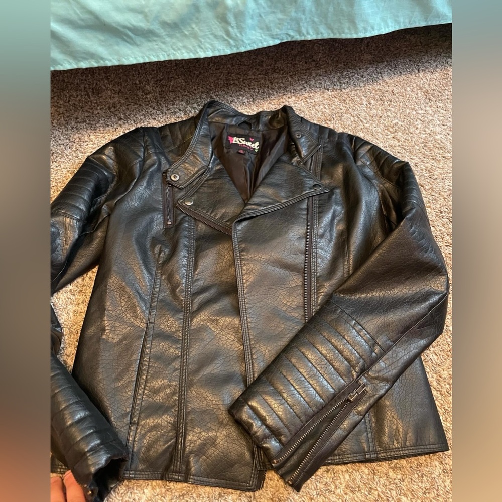 Early 2000s leather jacket barley been worn